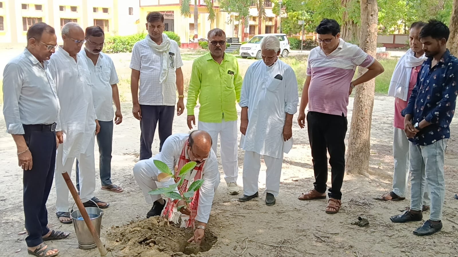 नेहरू स्टेडियम में पौधरोपण करते खिलाड़ी व मौके पर मौजूद क्रीड़ाधिकारी देवी प्रसाद। संवाद नेहरू स्टेडियम में पौधरोपण करते खिलाड़ी व मौके पर मौजूद क्रीड़ाधिकारी देवी प्रसाद। संवाद