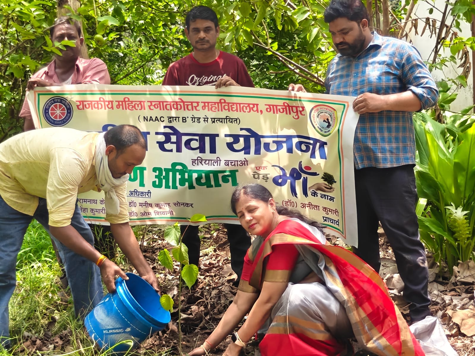नेहरू स्टेडियम में पौधरोपण करते खिलाड़ी व मौके पर मौजूद क्रीड़ाधिकारी देवी प्रसाद। संवाद नेहरू स्टेडियम में पौधरोपण करते खिलाड़ी व मौके पर मौजूद क्रीड़ाधिकारी देवी प्रसाद। संवाद