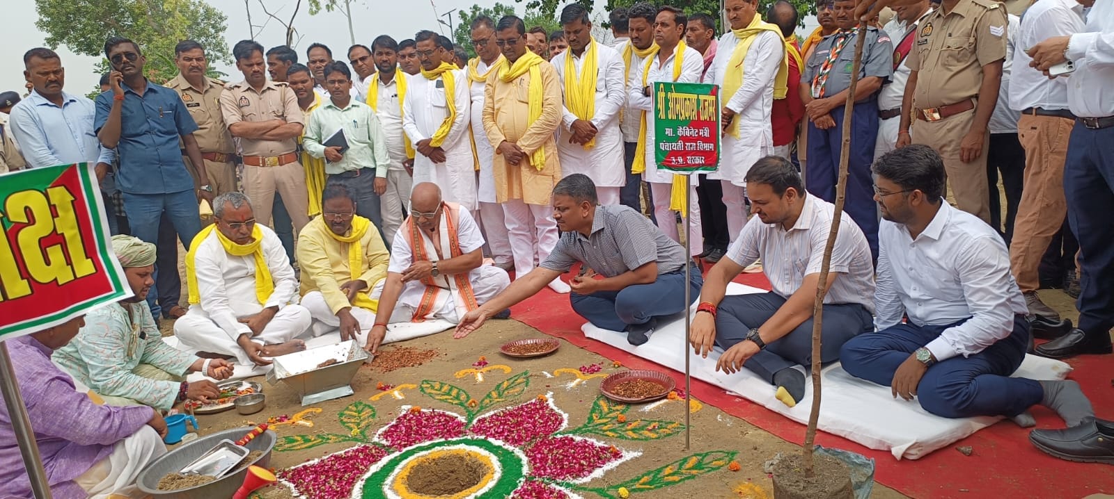 नेहरू स्टेडियम में पौधरोपण करते खिलाड़ी व मौके पर मौजूद क्रीड़ाधिकारी देवी प्रसाद। संवाद नेहरू स्टेडियम में पौधरोपण करते खिलाड़ी व मौके पर मौजूद क्रीड़ाधिकारी देवी प्रसाद। संवाद