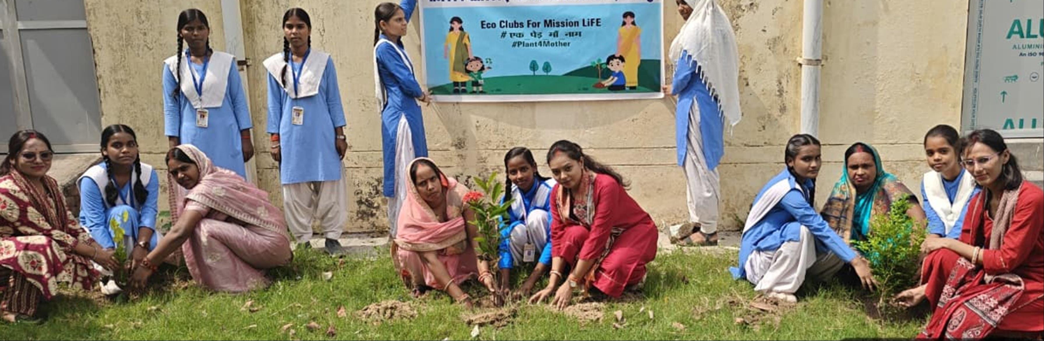 नेहरू स्टेडियम में पौधरोपण करते खिलाड़ी व मौके पर मौजूद क्रीड़ाधिकारी देवी प्रसाद। संवाद नेहरू स्टेडियम में पौधरोपण करते खिलाड़ी व मौके पर मौजूद क्रीड़ाधिकारी देवी प्रसाद। संवाद