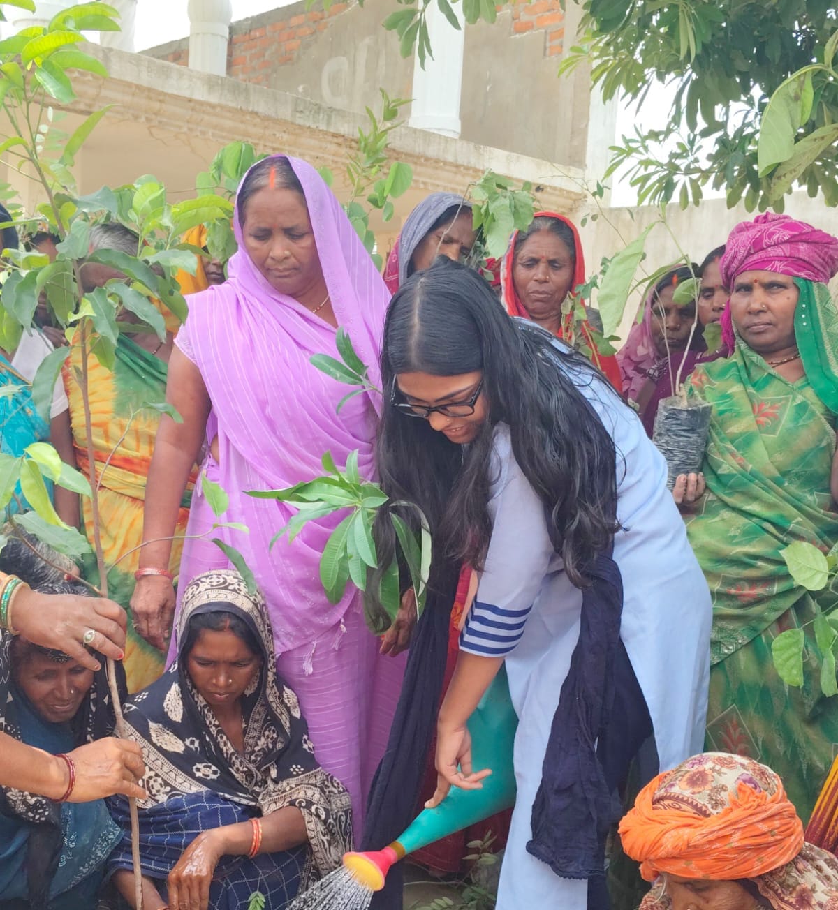 नेहरू स्टेडियम में पौधरोपण करते खिलाड़ी व मौके पर मौजूद क्रीड़ाधिकारी देवी प्रसाद। संवाद नेहरू स्टेडियम में पौधरोपण करते खिलाड़ी व मौके पर मौजूद क्रीड़ाधिकारी देवी प्रसाद। संवाद