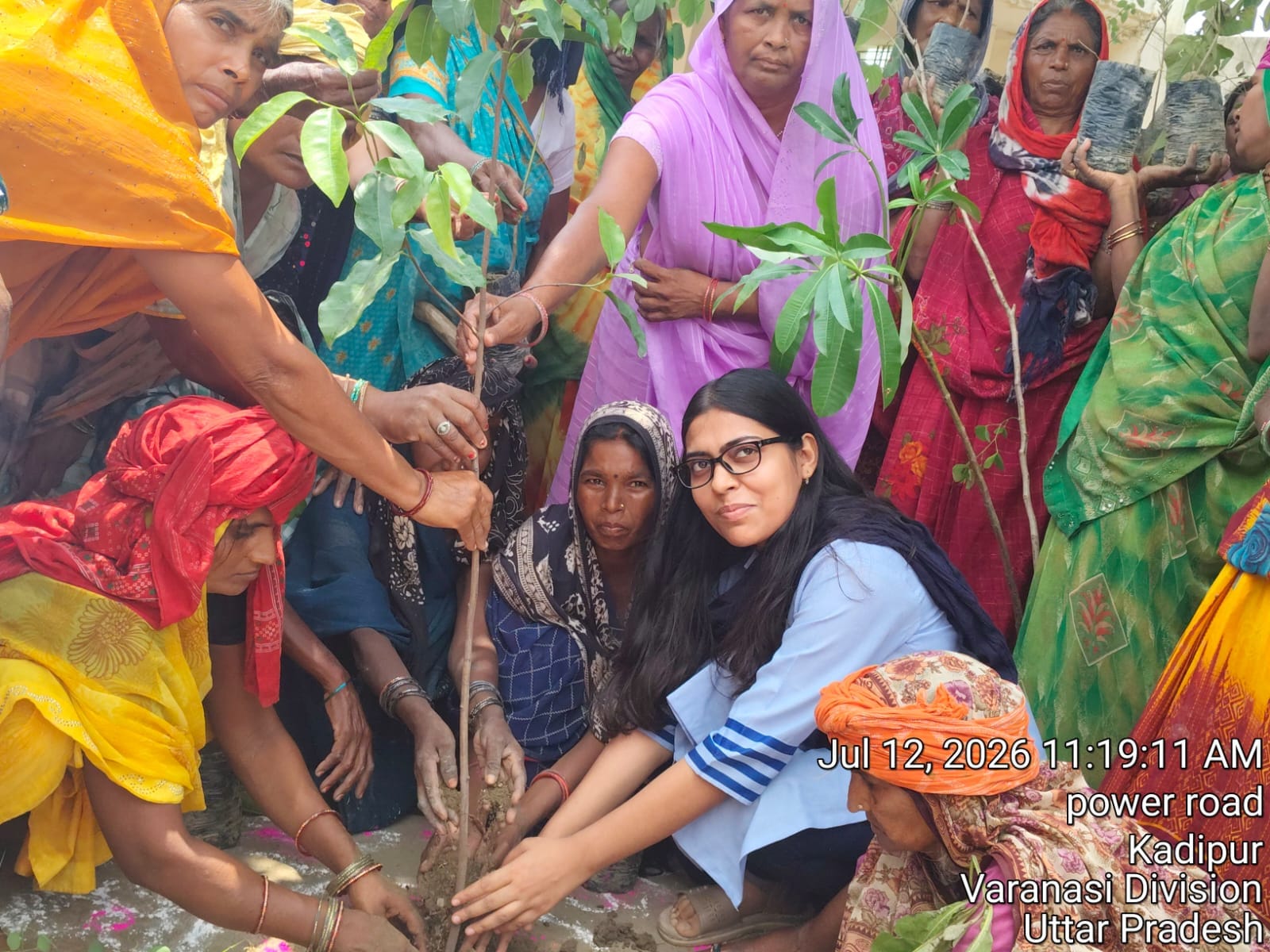 नेहरू स्टेडियम में पौधरोपण करते खिलाड़ी व मौके पर मौजूद क्रीड़ाधिकारी देवी प्रसाद। संवाद नेहरू स्टेडियम में पौधरोपण करते खिलाड़ी व मौके पर मौजूद क्रीड़ाधिकारी देवी प्रसाद। संवाद