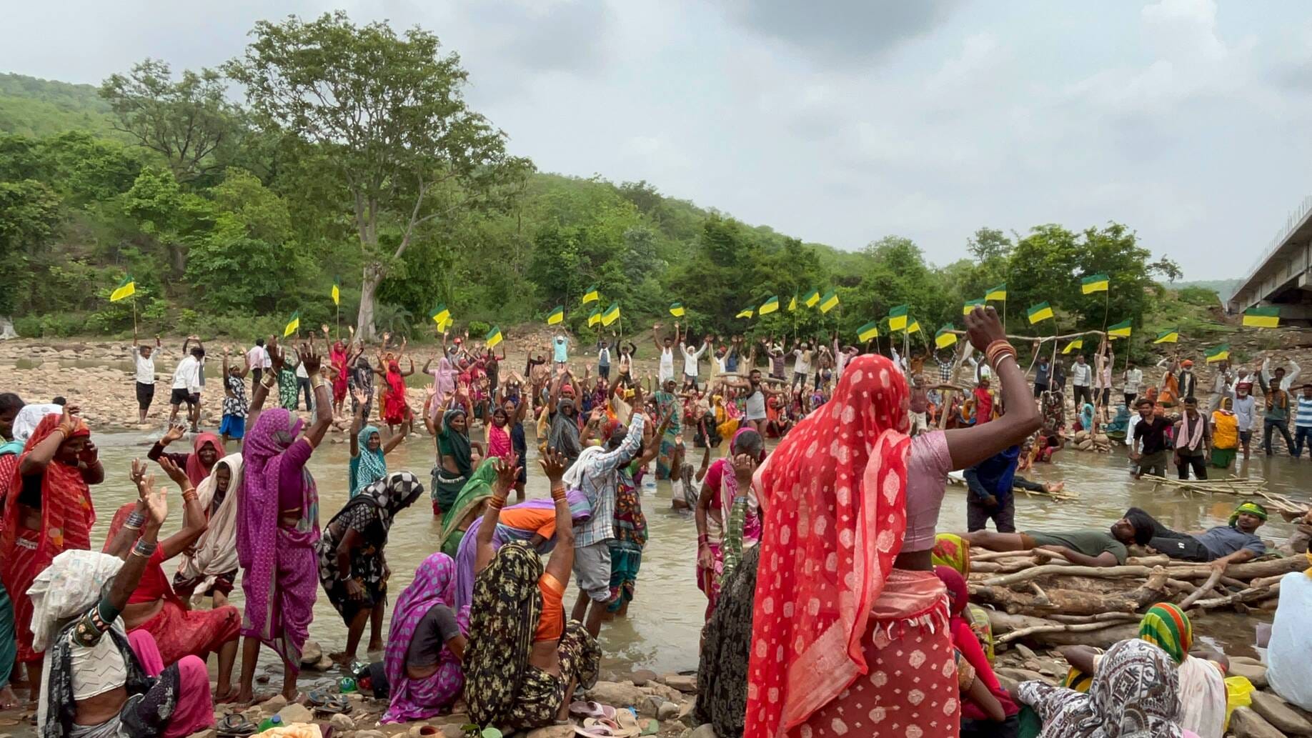 न्याय दो या मार दो की माँग, चिता जल मिट्टी फँसी के साथ सूली पर लटके विस्थापित.. न्याय दो या मार दो की माँग, चिता जल मिट्टी फँसी के साथ सूली पर लटके विस्थापित..