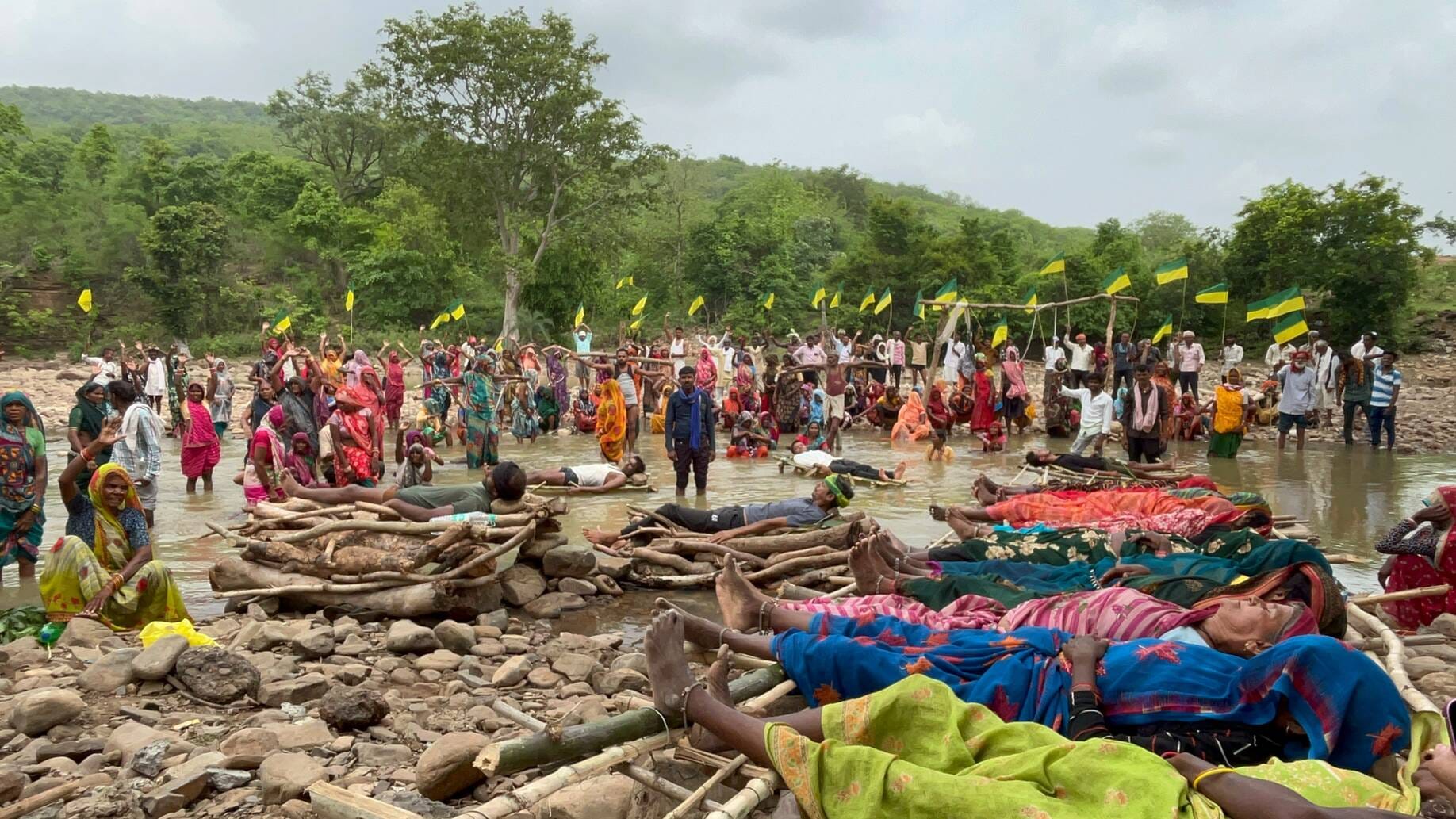 न्याय दो या मार दो की माँग, चिता जल मिट्टी फँसी के साथ सूली पर लटके विस्थापित.. न्याय दो या मार दो की माँग, चिता जल मिट्टी फँसी के साथ सूली पर लटके विस्थापित..
