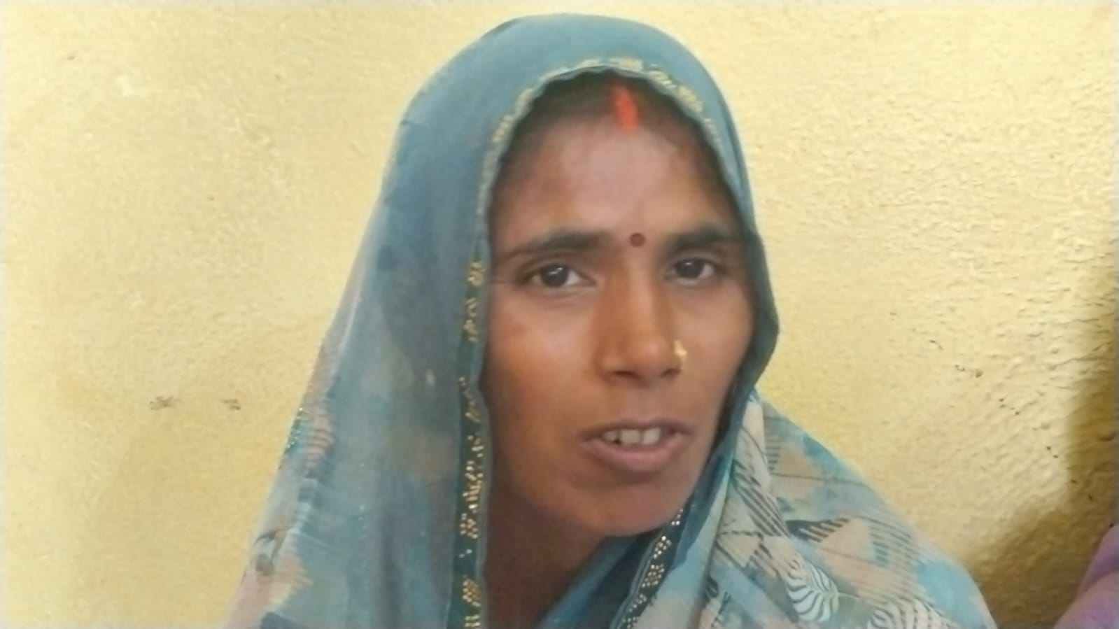 प्राथमिक स्वास्थ्य केंद्र बरकछा में मरीजों के इलाज के लिए बैठे फर्मासिस्ट।- संवाद।