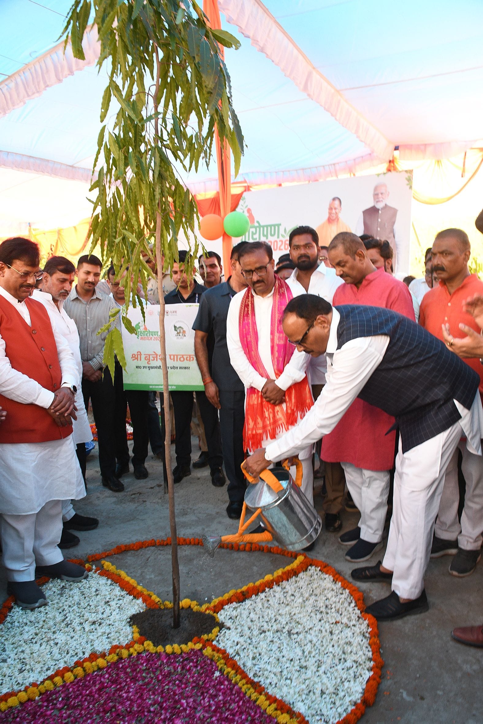 राजधानी में आम नागरिकों ने पौधरोपण कर अभियान को जनभागीदारी का उत्सव बना दिया। राजधानी में आम नागरिकों ने पौधरोपण कर अभियान को जनभागीदारी का उत्सव बना दिया।