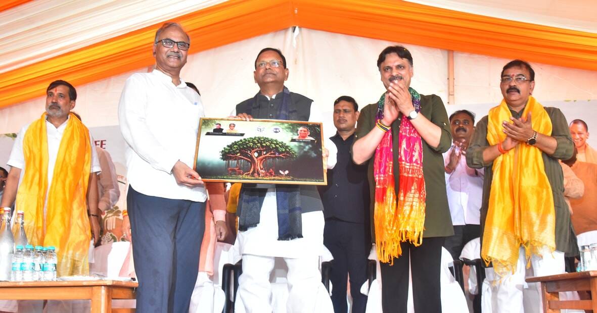 राजधानी में आम नागरिकों ने पौधरोपण कर अभियान को जनभागीदारी का उत्सव बना दिया। राजधानी में आम नागरिकों ने पौधरोपण कर अभियान को जनभागीदारी का उत्सव बना दिया।