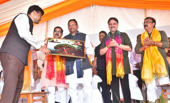 राजधानी में आम नागरिकों ने पौधरोपण कर अभियान को जनभागीदारी का उत्सव बना दिया। राजधानी में आम नागरिकों ने पौधरोपण कर अभियान को जनभागीदारी का उत्सव बना दिया।