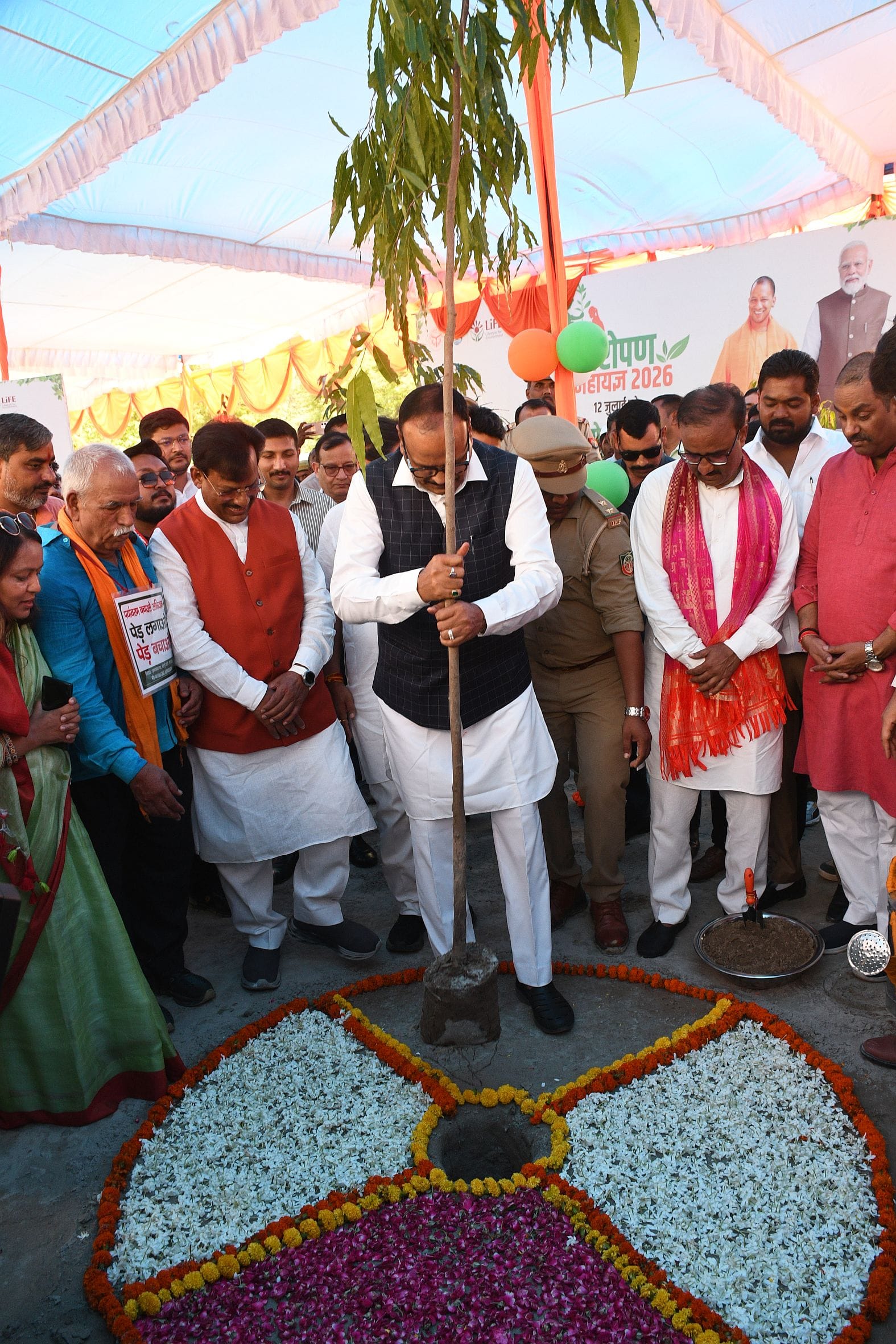 राजधानी में आम नागरिकों ने पौधरोपण कर अभियान को जनभागीदारी का उत्सव बना दिया। राजधानी में आम नागरिकों ने पौधरोपण कर अभियान को जनभागीदारी का उत्सव बना दिया।