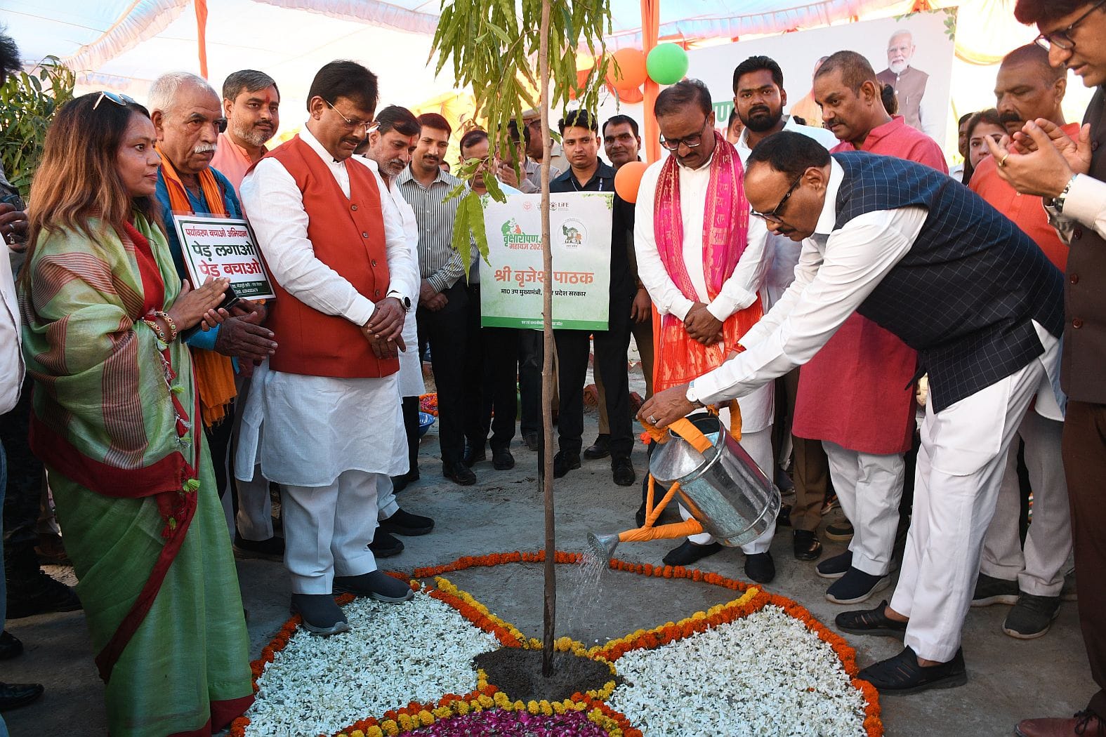 राजधानी में आम नागरिकों ने पौधरोपण कर अभियान को जनभागीदारी का उत्सव बना दिया। राजधानी में आम नागरिकों ने पौधरोपण कर अभियान को जनभागीदारी का उत्सव बना दिया।