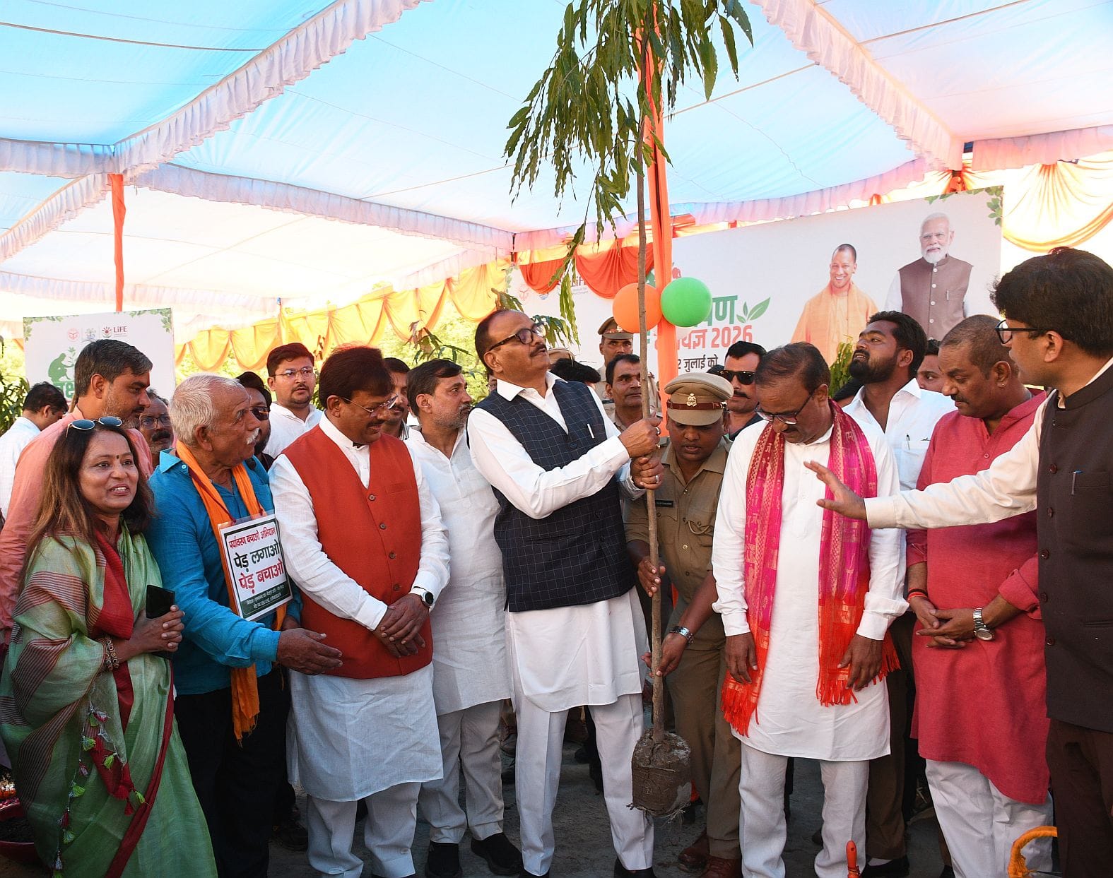 राजधानी में आम नागरिकों ने पौधरोपण कर अभियान को जनभागीदारी का उत्सव बना दिया। राजधानी में आम नागरिकों ने पौधरोपण कर अभियान को जनभागीदारी का उत्सव बना दिया।