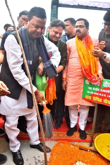 राजधानी में आम नागरिकों ने पौधरोपण कर अभियान को जनभागीदारी का उत्सव बना दिया। राजधानी में आम नागरिकों ने पौधरोपण कर अभियान को जनभागीदारी का उत्सव बना दिया।