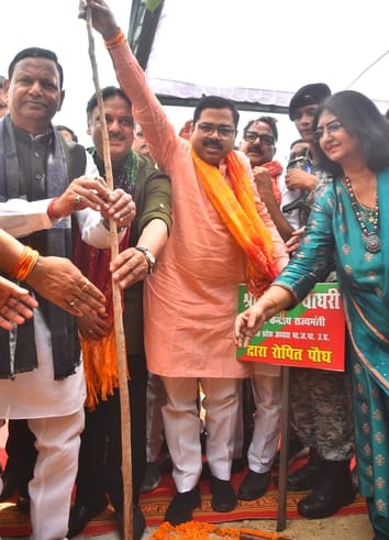 राजधानी में आम नागरिकों ने पौधरोपण कर अभियान को जनभागीदारी का उत्सव बना दिया। राजधानी में आम नागरिकों ने पौधरोपण कर अभियान को जनभागीदारी का उत्सव बना दिया।