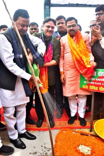 राजधानी में आम नागरिकों ने पौधरोपण कर अभियान को जनभागीदारी का उत्सव बना दिया। राजधानी में आम नागरिकों ने पौधरोपण कर अभियान को जनभागीदारी का उत्सव बना दिया।