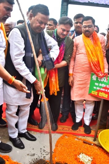 राजधानी में आम नागरिकों ने पौधरोपण कर अभियान को जनभागीदारी का उत्सव बना दिया। राजधानी में आम नागरिकों ने पौधरोपण कर अभियान को जनभागीदारी का उत्सव बना दिया।