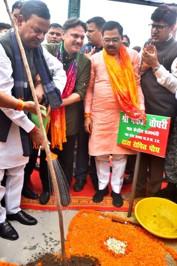 राजधानी में आम नागरिकों ने पौधरोपण कर अभियान को जनभागीदारी का उत्सव बना दिया। राजधानी में आम नागरिकों ने पौधरोपण कर अभियान को जनभागीदारी का उत्सव बना दिया।