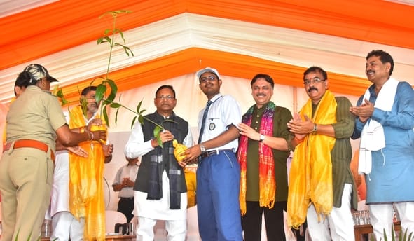 राजधानी में आम नागरिकों ने पौधरोपण कर अभियान को जनभागीदारी का उत्सव बना दिया। राजधानी में आम नागरिकों ने पौधरोपण कर अभियान को जनभागीदारी का उत्सव बना दिया।