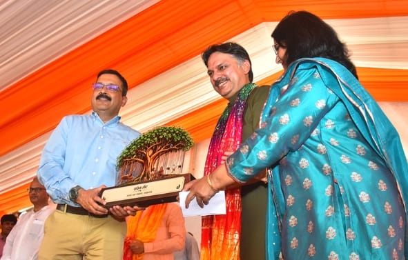 राजधानी में आम नागरिकों ने पौधरोपण कर अभियान को जनभागीदारी का उत्सव बना दिया। राजधानी में आम नागरिकों ने पौधरोपण कर अभियान को जनभागीदारी का उत्सव बना दिया।