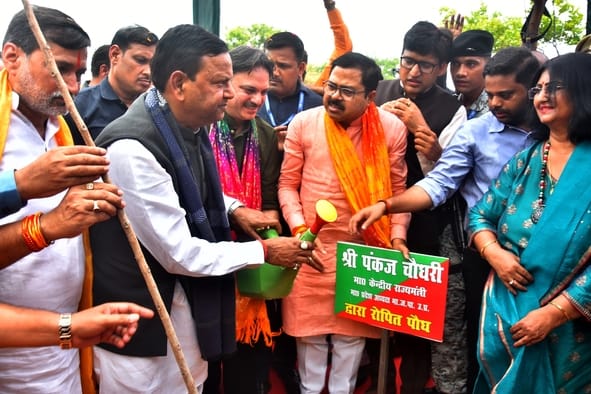 राजधानी में आम नागरिकों ने पौधरोपण कर अभियान को जनभागीदारी का उत्सव बना दिया। राजधानी में आम नागरिकों ने पौधरोपण कर अभियान को जनभागीदारी का उत्सव बना दिया।
