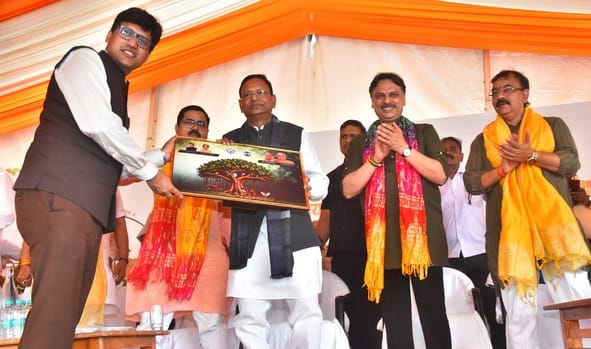 राजधानी में आम नागरिकों ने पौधरोपण कर अभियान को जनभागीदारी का उत्सव बना दिया। राजधानी में आम नागरिकों ने पौधरोपण कर अभियान को जनभागीदारी का उत्सव बना दिया।
