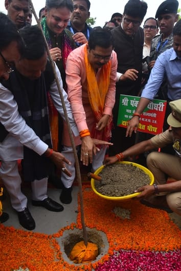 राजधानी में आम नागरिकों ने पौधरोपण कर अभियान को जनभागीदारी का उत्सव बना दिया। राजधानी में आम नागरिकों ने पौधरोपण कर अभियान को जनभागीदारी का उत्सव बना दिया।
