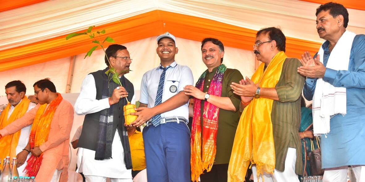 राजधानी में आम नागरिकों ने पौधरोपण कर अभियान को जनभागीदारी का उत्सव बना दिया। राजधानी में आम नागरिकों ने पौधरोपण कर अभियान को जनभागीदारी का उत्सव बना दिया।