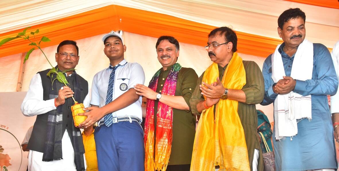राजधानी में आम नागरिकों ने पौधरोपण कर अभियान को जनभागीदारी का उत्सव बना दिया। राजधानी में आम नागरिकों ने पौधरोपण कर अभियान को जनभागीदारी का उत्सव बना दिया।