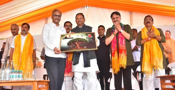 राजधानी में आम नागरिकों ने पौधरोपण कर अभियान को जनभागीदारी का उत्सव बना दिया। राजधानी में आम नागरिकों ने पौधरोपण कर अभियान को जनभागीदारी का उत्सव बना दिया।