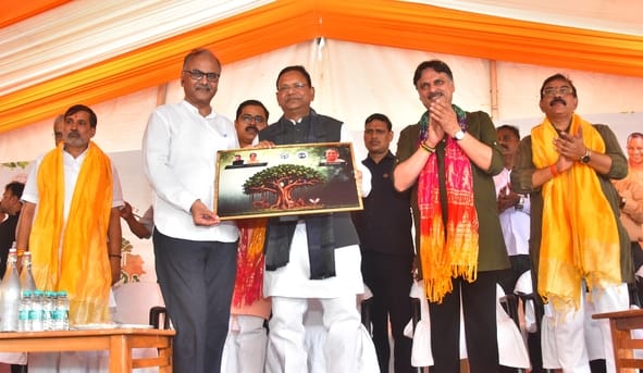 राजधानी में आम नागरिकों ने पौधरोपण कर अभियान को जनभागीदारी का उत्सव बना दिया। राजधानी में आम नागरिकों ने पौधरोपण कर अभियान को जनभागीदारी का उत्सव बना दिया।