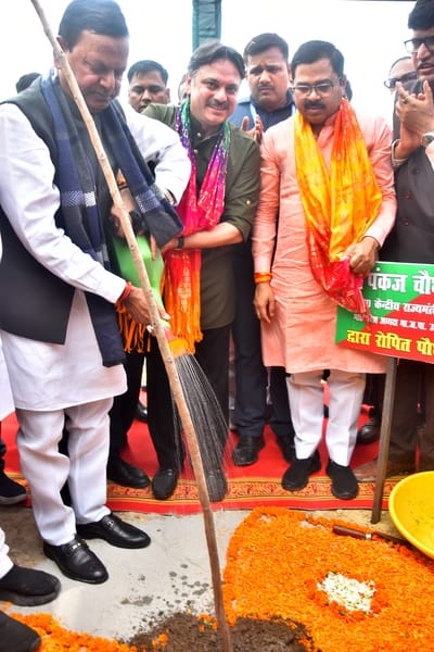 राजधानी में आम नागरिकों ने पौधरोपण कर अभियान को जनभागीदारी का उत्सव बना दिया। राजधानी में आम नागरिकों ने पौधरोपण कर अभियान को जनभागीदारी का उत्सव बना दिया।