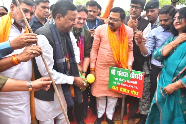 राजधानी में आम नागरिकों ने पौधरोपण कर अभियान को जनभागीदारी का उत्सव बना दिया। राजधानी में आम नागरिकों ने पौधरोपण कर अभियान को जनभागीदारी का उत्सव बना दिया।