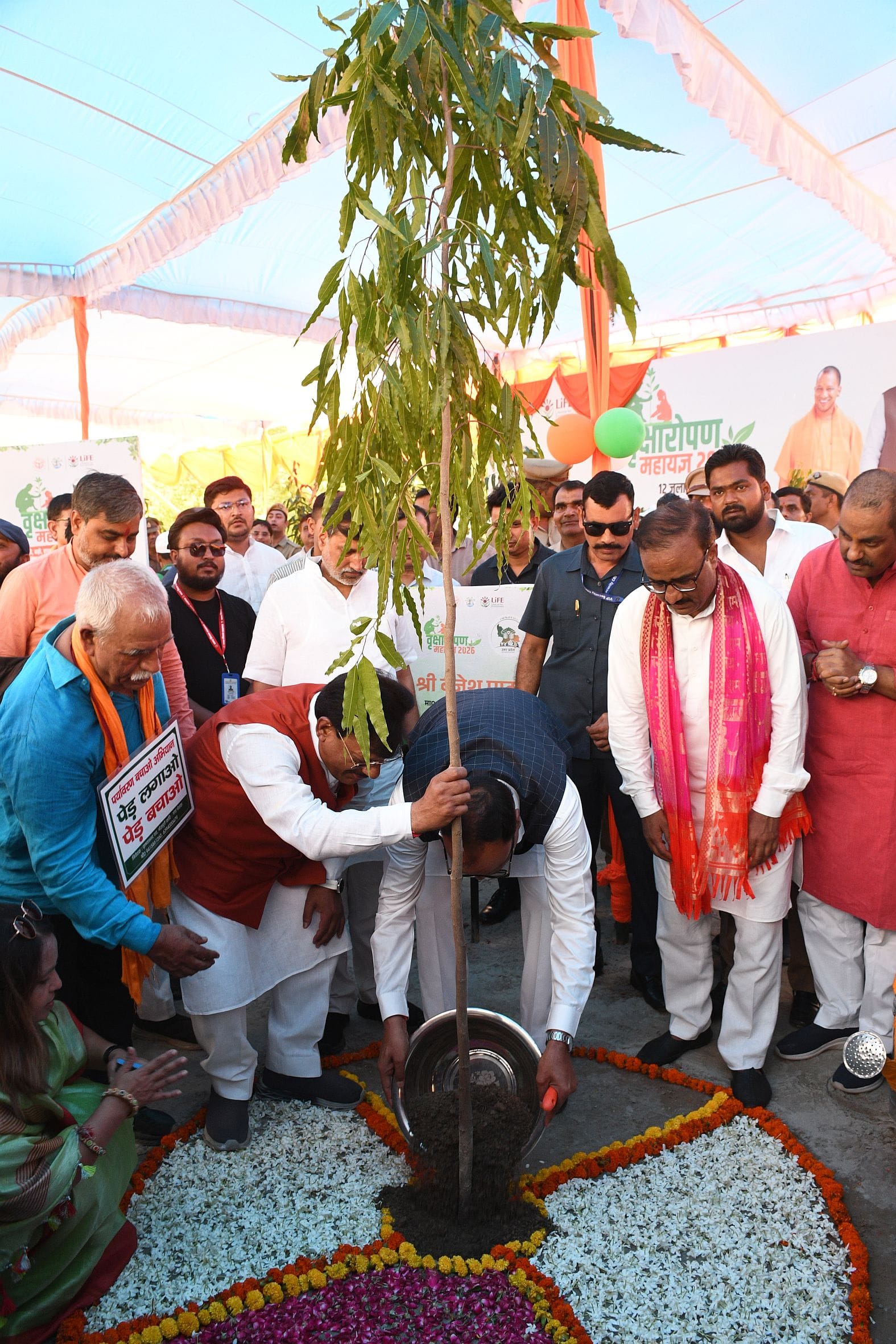 राजधानी में आम नागरिकों ने पौधरोपण कर अभियान को जनभागीदारी का उत्सव बना दिया। राजधानी में आम नागरिकों ने पौधरोपण कर अभियान को जनभागीदारी का उत्सव बना दिया।