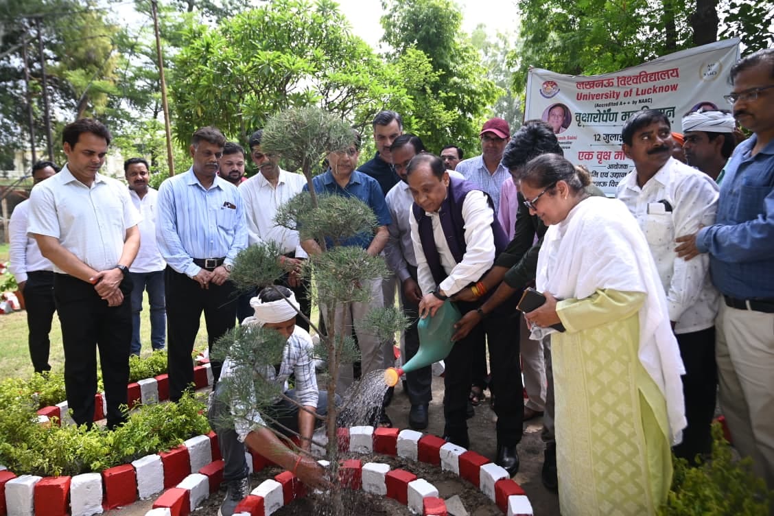 राजधानी में आम नागरिकों ने पौधरोपण कर अभियान को जनभागीदारी का उत्सव बना दिया। राजधानी में आम नागरिकों ने पौधरोपण कर अभियान को जनभागीदारी का उत्सव बना दिया।