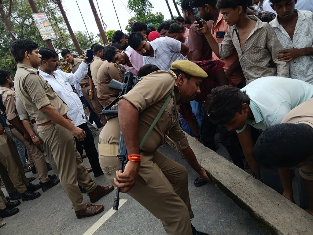 रेवती क्षेत्र के गायघाट में कामजी गोंड के शव आने पर सड़क जाम करते आक्रोशित लोगों समझाती-बुझाती