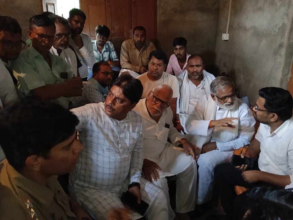 रेवती क्षेत्र के गायघाट में कामजी गोंड के शव आने पर सड़क जाम करते आक्रोशित लोगों समझाती-बुझाती