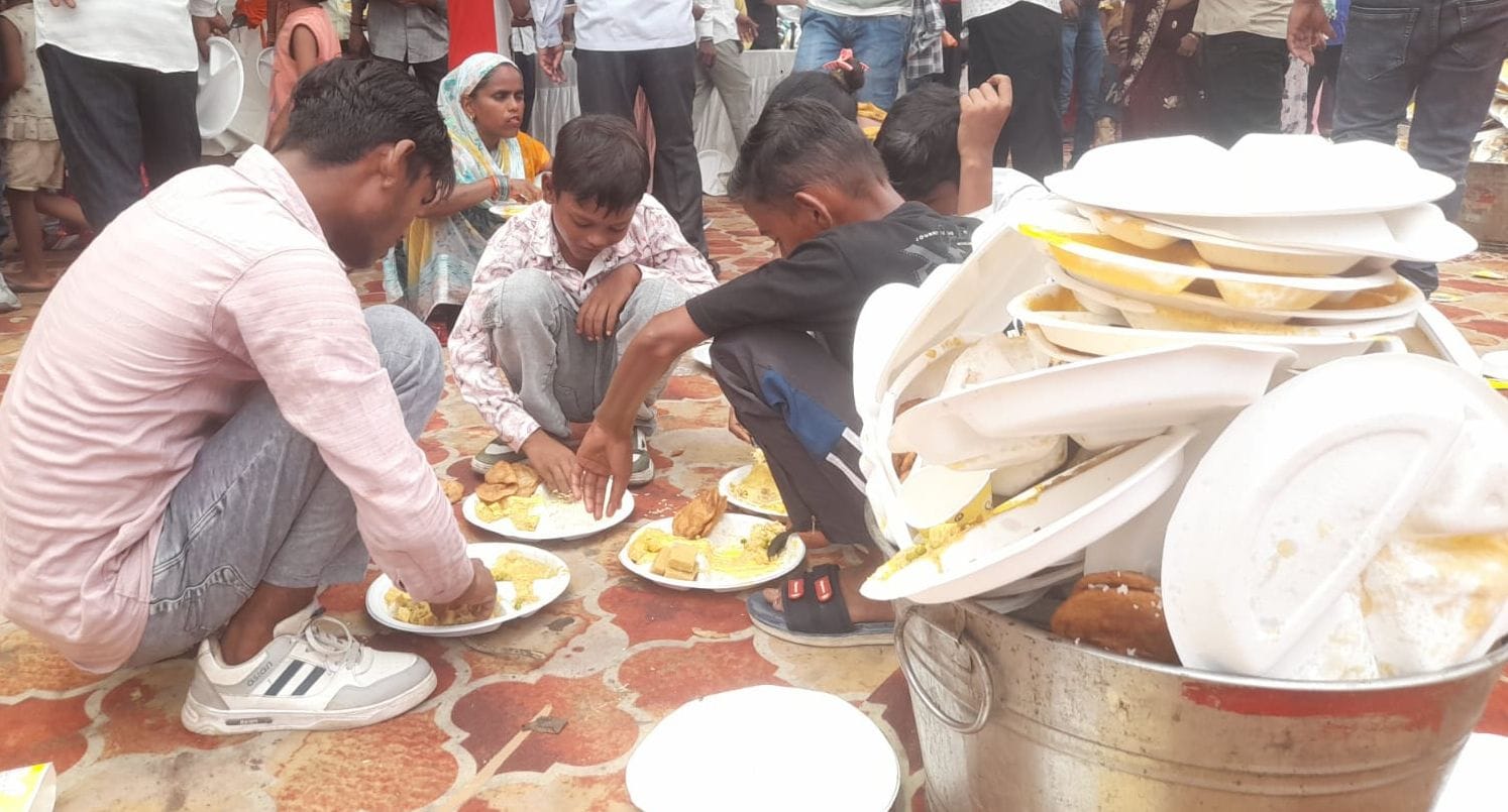 सामूहिक विवाह कार्यक्रम में गर्मी से बचाव के लिए पंखा ढुलाती नवविवाहिता। संवाद सामूहिक विवाह कार्यक्रम में गर्मी से बचाव के लिए पंखा ढुलाती नवविवाहिता। संवाद