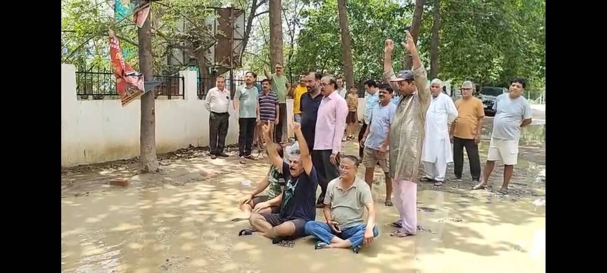 सिस्टम को आईना दिखाने के लिए मनाया कीचड़ महोत्सव। सिस्टम को आईना दिखाने के लिए मनाया कीचड़ महोत्सव।