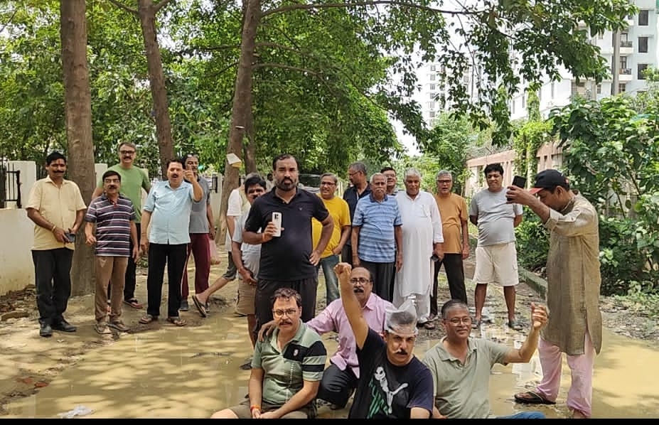 सिस्टम को आईना दिखाने के लिए मनाया कीचड़ महोत्सव। सिस्टम को आईना दिखाने के लिए मनाया कीचड़ महोत्सव।