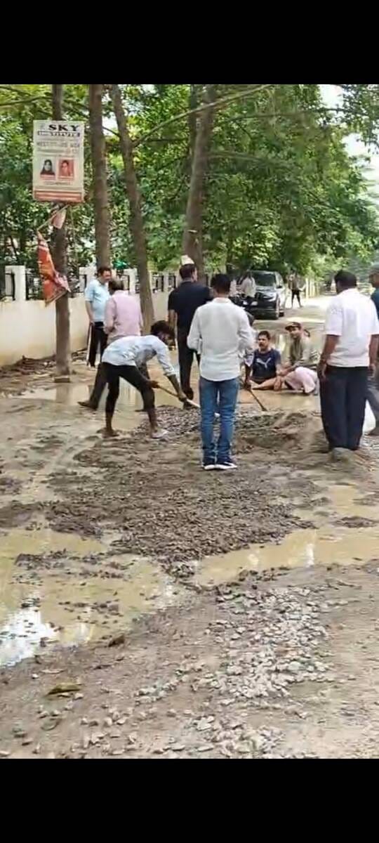 सिस्टम को आईना दिखाने के लिए मनाया कीचड़ महोत्सव। सिस्टम को आईना दिखाने के लिए मनाया कीचड़ महोत्सव।