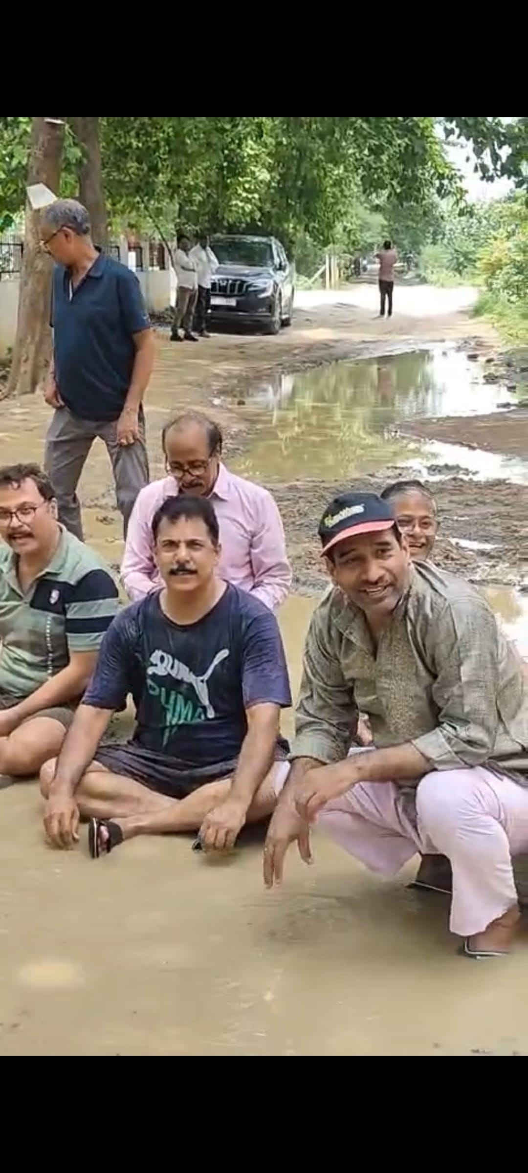 सिस्टम को आईना दिखाने के लिए मनाया कीचड़ महोत्सव। सिस्टम को आईना दिखाने के लिए मनाया कीचड़ महोत्सव।
