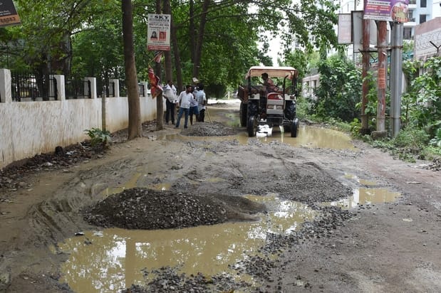 सिस्टम को आईना दिखाने के लिए मनाया कीचड़ महोत्सव। सिस्टम को आईना दिखाने के लिए मनाया कीचड़ महोत्सव।