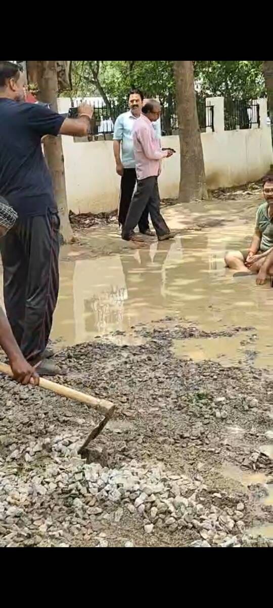 सिस्टम को आईना दिखाने के लिए मनाया कीचड़ महोत्सव। सिस्टम को आईना दिखाने के लिए मनाया कीचड़ महोत्सव।