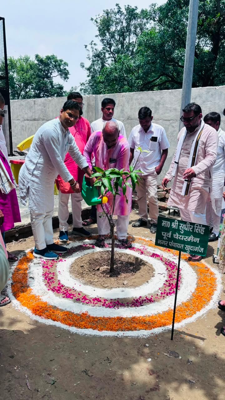 शाहजहांपुर में पौधरोपण करते वित्त मंत्री सुरेश खन्ना। संवाद शाहजहांपुर में पौधरोपण करते वित्त मंत्री सुरेश खन्ना। संवाद