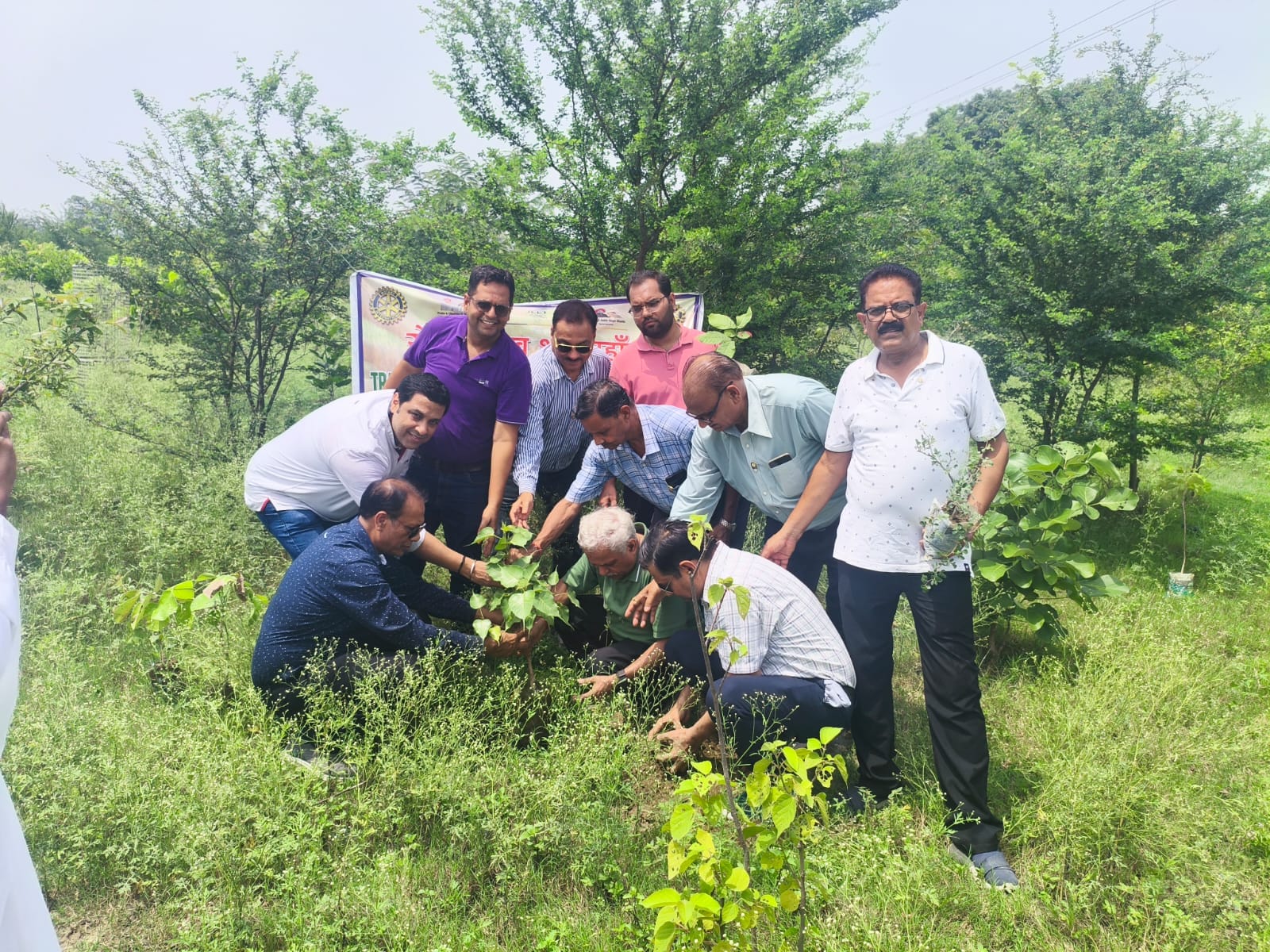 शाहजहांपुर में पौधरोपण करते वित्त मंत्री सुरेश खन्ना। संवाद शाहजहांपुर में पौधरोपण करते वित्त मंत्री सुरेश खन्ना। संवाद