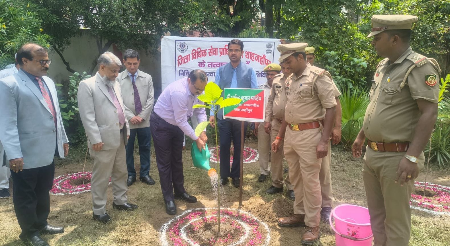 शाहजहांपुर में पौधरोपण करते वित्त मंत्री सुरेश खन्ना। संवाद शाहजहांपुर में पौधरोपण करते वित्त मंत्री सुरेश खन्ना। संवाद