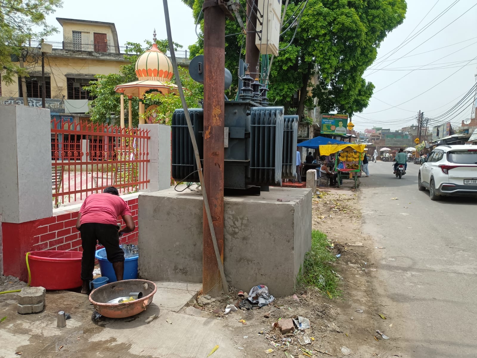 शहर के माजरा रोड स्थित देव गार्डन से आगे खुले में रखा ट्रांसफार्मर के पास से गुजरते राहगीर। सं शहर के माजरा रोड स्थित देव गार्डन से आगे खुले में रखा ट्रांसफार्मर के पास से गुजरते राहगीर। सं