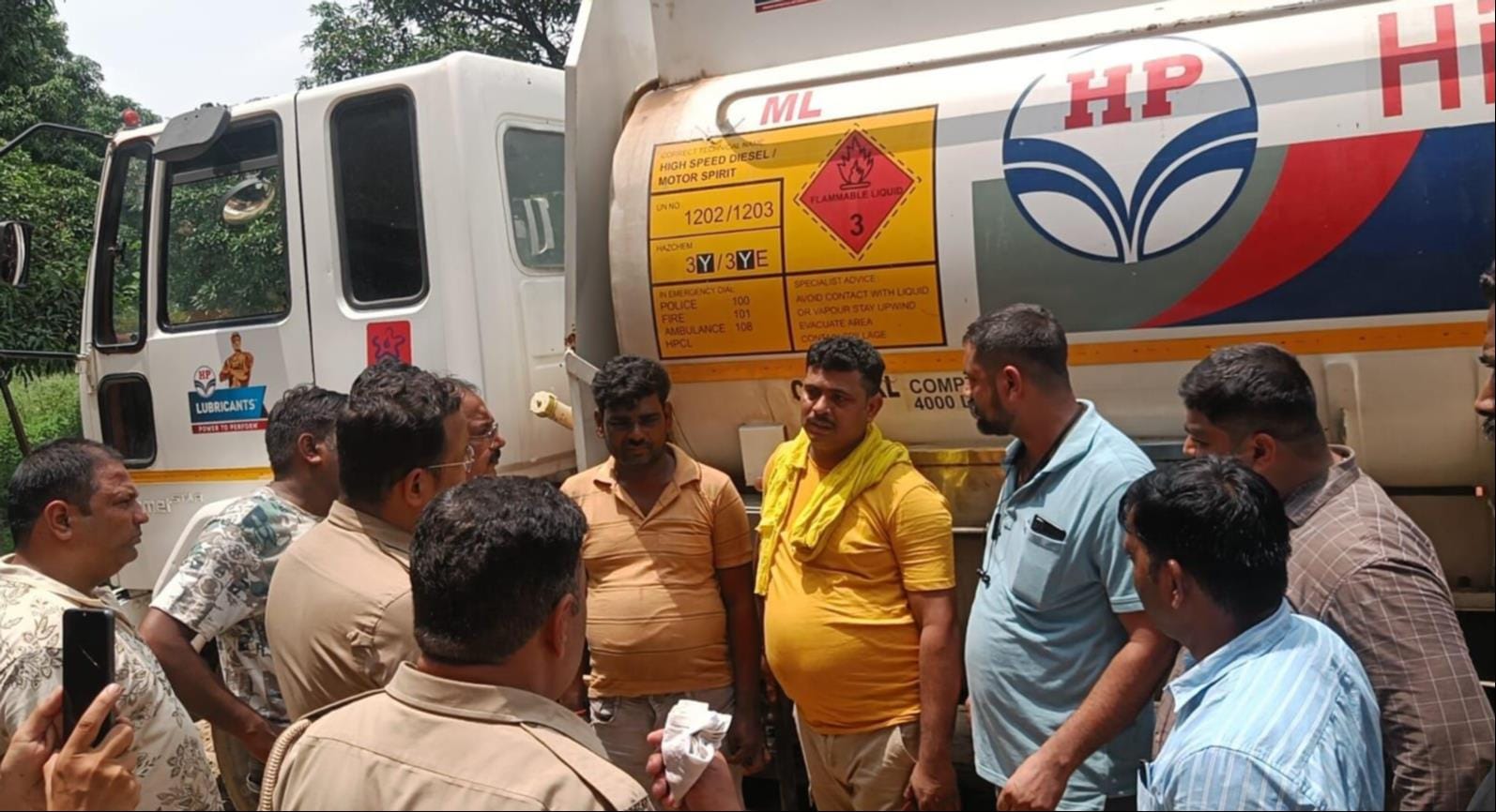 टैंकर में मिलावट करने वाले आरोपी पकड़े गए। टैंकर में मिलावट करने वाले आरोपी पकड़े गए।