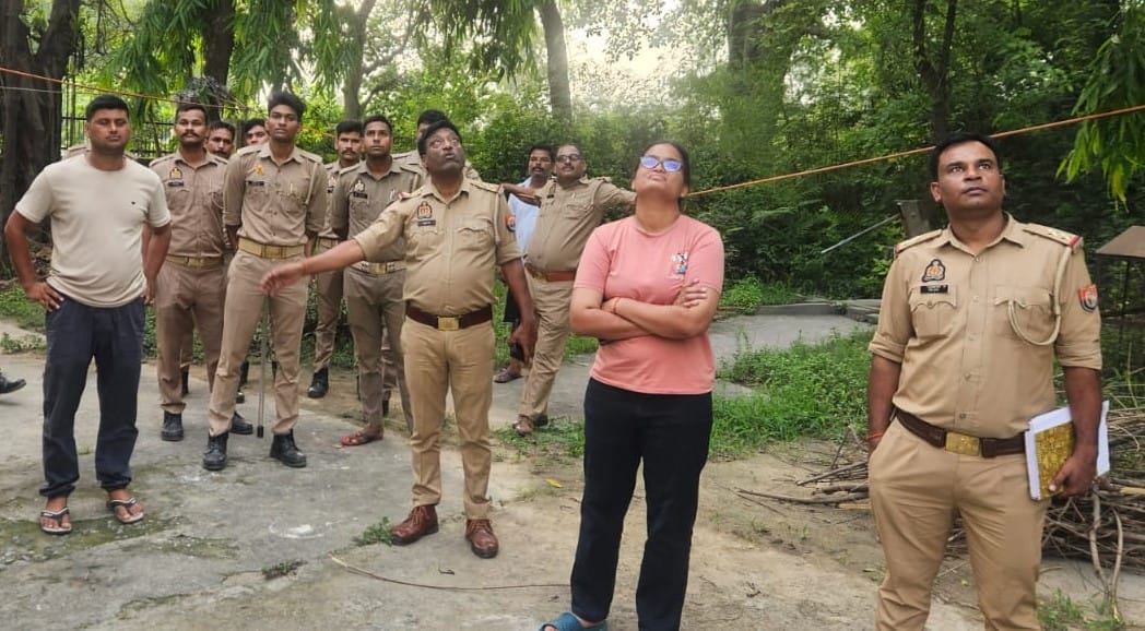 तिलहर के कछियानी खेड़ा स्थित मोबाइल टॉवर से आकाश यादव को नीचे उतारते पुलिसकर्मी व टाूवर के कर् तिलहर के कछियानी खेड़ा स्थित मोबाइल टॉवर से आकाश यादव को नीचे उतारते पुलिसकर्मी व टाूवर के कर्