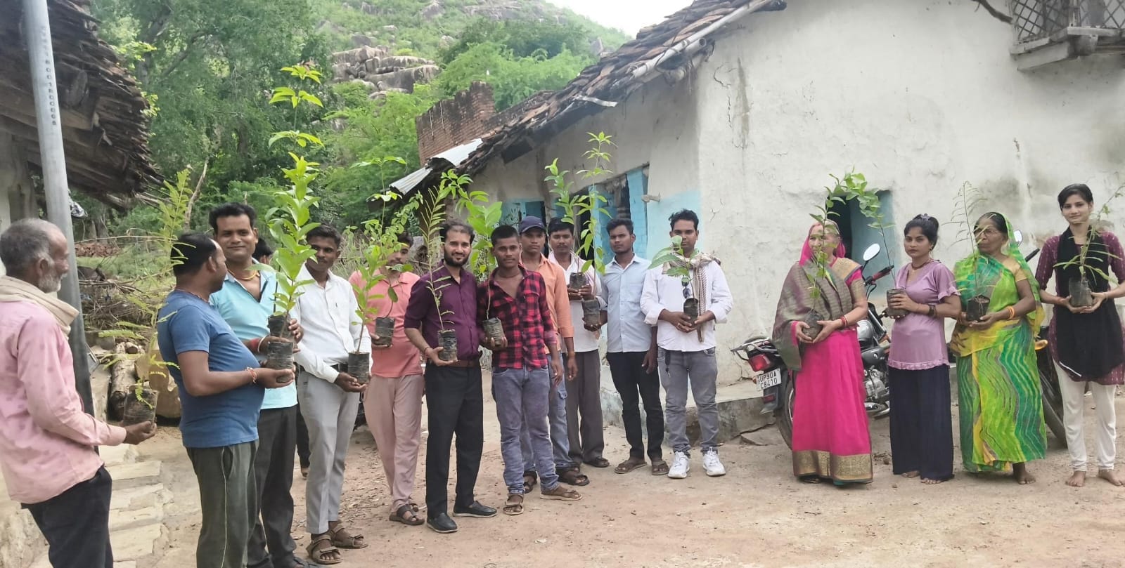 दीवानी न्यायालय परिसर में पौधे को पानी देतीं जिला जल। स्रोत - सूचना विभा दीवानी न्यायालय परिसर में पौधे को पानी देतीं जिला जल। स्रोत - सूचना विभा