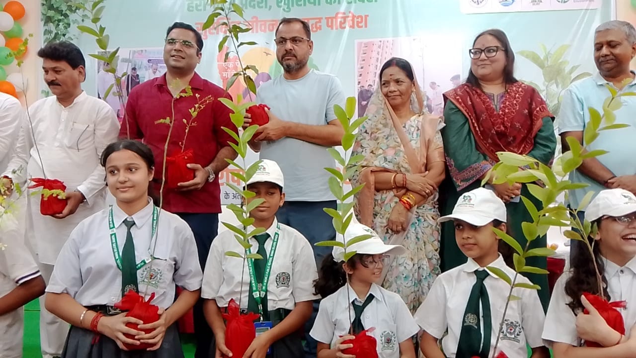 दीवानी न्यायालय परिसर में पौधे को पानी देतीं जिला जल। स्रोत - सूचना विभा दीवानी न्यायालय परिसर में पौधे को पानी देतीं जिला जल। स्रोत - सूचना विभा